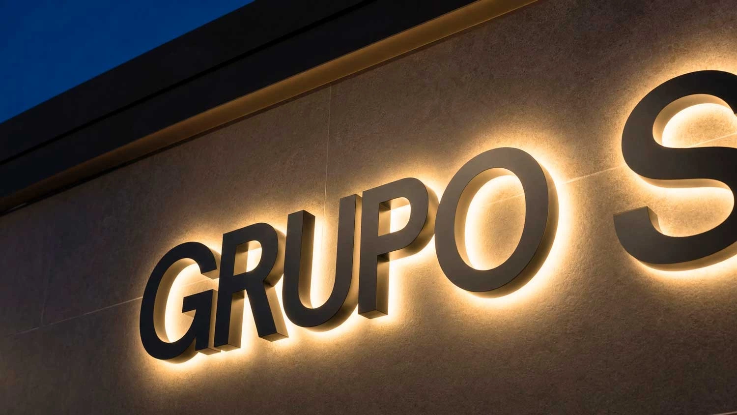 Rotulación de fachadas en Almazora - letreros corpóreos, cajas de luz y señalética exterior con iluminación LED profesional